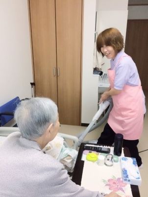 笑顔のケアスタッフと利用者