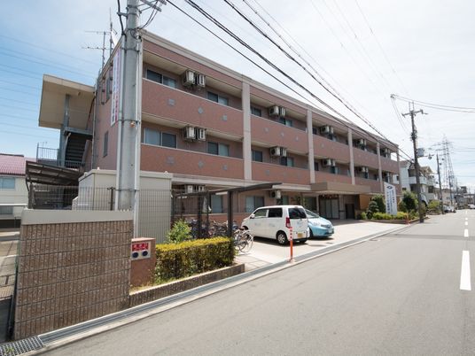 多階層の建物外観