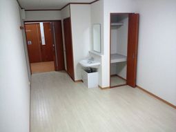 清潔な廊下と洗面台
