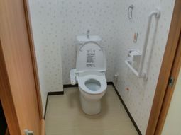 手すり付きのトイレ