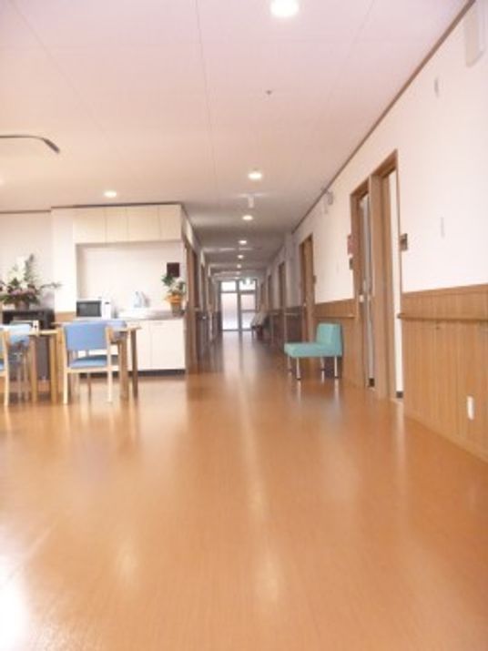 明るく広々した廊下
