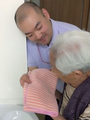 介護スタッフと高齢者