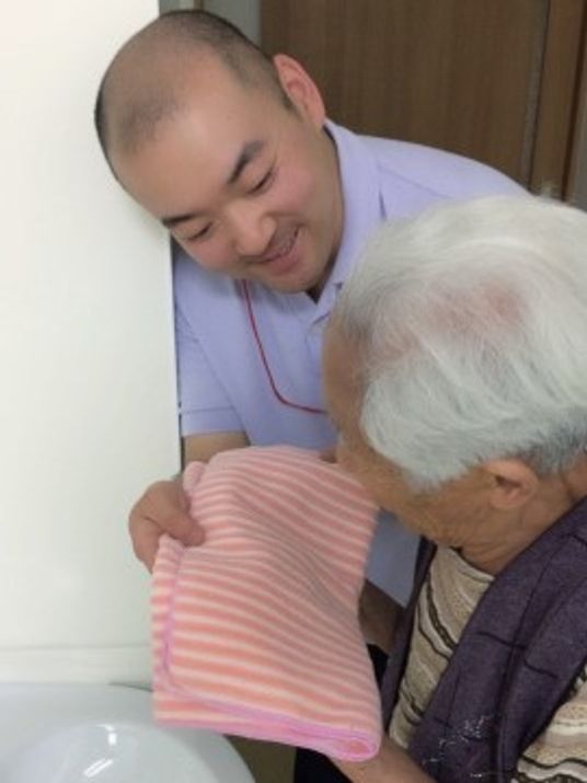 介護スタッフと高齢者