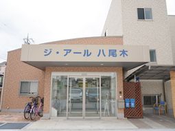 清潔感あるエントランス外観