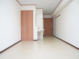 清潔な廊下と洗面台