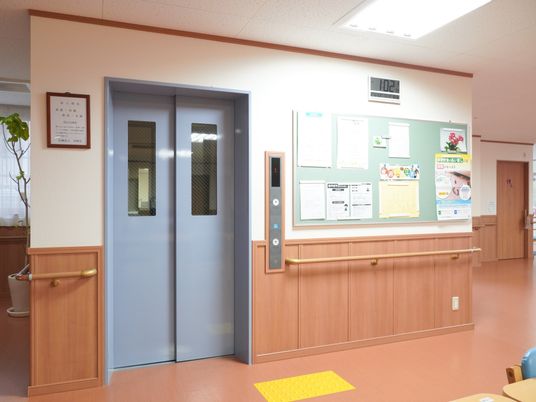エレベーターと掲示板の空間