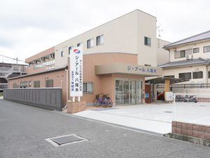 明るい施設のエントランス