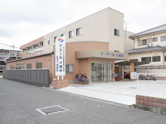 明るい施設のエントランス
