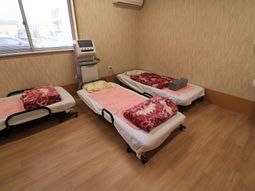 明るい居室のベッド３台