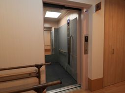 手すり付きのエレベーター入口
