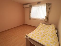 落ち着いた色の居室