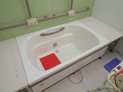 バリアフリー設計の浴槽