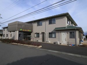 明るい施設の外観