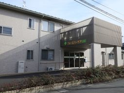 明るい外観の建物エントランス