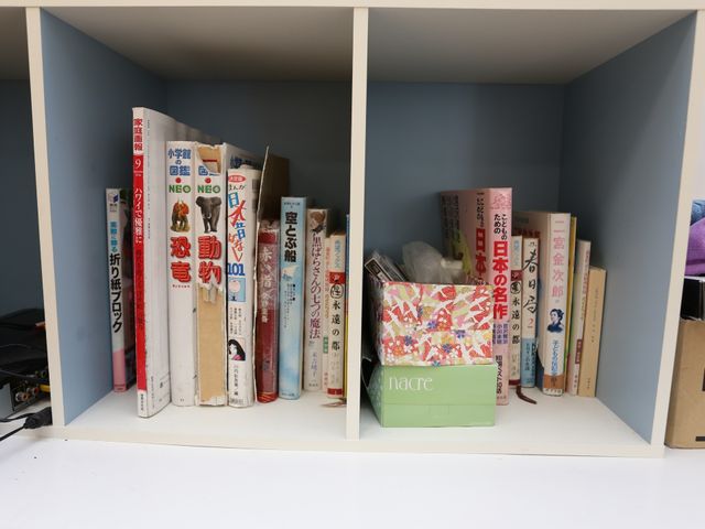 本棚の図書 本 居室に配置された本棚には、様々な書籍が並べられ、読書を楽しむための環境が整っています。余暇を充実させたい方には理想的な空間です。