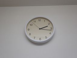壁に掛けられたシンプルな時計