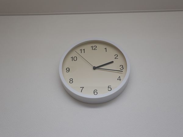 壁に掛けられたシンプルな時計