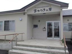 明るい施設のエントランス