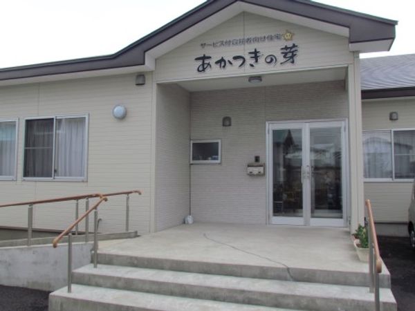 明るい施設のエントランス