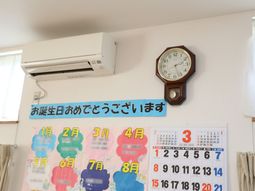 壁掛けエアコンと時計