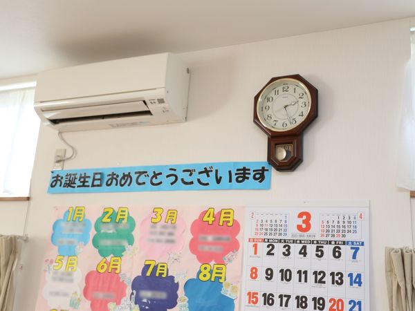 壁掛けエアコンと時計