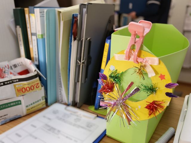 飾り付けたレセプション 受付カウンター 明るく心地よい雰囲気の受付です。彩り豊かな手作りの装飾が、あたたかい歓迎の気持ちを表しています。