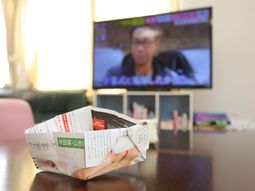 リビングのテーブルとテレビ