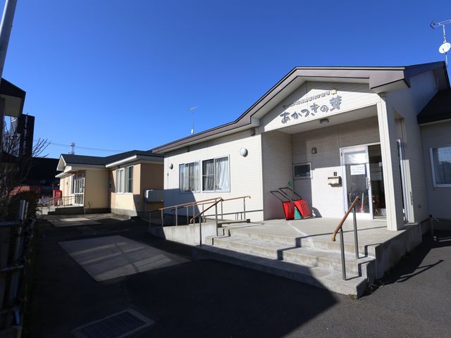 快適な外観の施設 外観 設備の整ったエントランスは、明るい雰囲気で迎えてくれます。バリアフリー設計でどなたでも安心して出入りできる造りになっています。