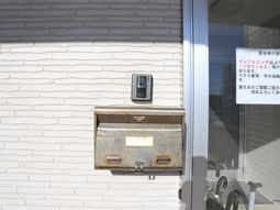 壁に取り付けられた郵便ポスト
