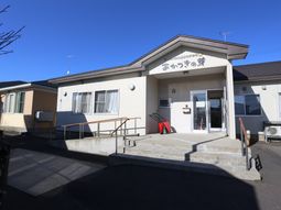 明るいエントランス外観