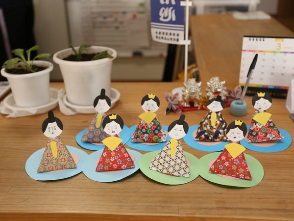手作りのひな人形の飾り付け