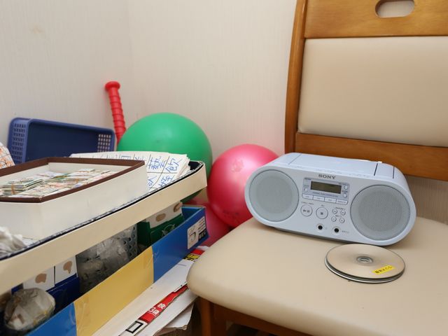 レクリエーション道具とラジオ CDプレイヤー レクリエーション用のボールやゲームが置かれた空間です。音楽を聴きながら、心身のリフレッシュを図ることができます。