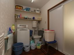 洗濯と清掃用具のある洗面所