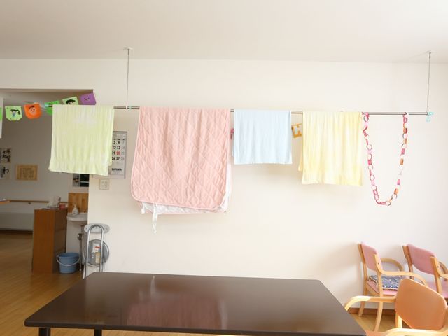 日常の風景の居室 共有スペース ゆったりとした居室には生活の温もりが感じられ、あたたかな光が差し込む窓辺では手作りの飾りが心を和ませます。