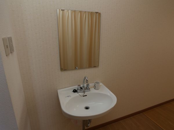 シンプルな洗面台と鏡