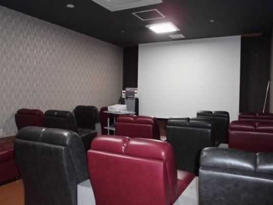 暗め照明の映画視聴室