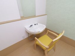 清潔な洗面台と椅子