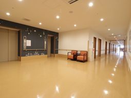 清潔感ある広い廊下