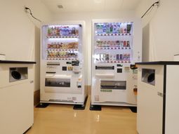 自動販売機とゴミ箱がある休憩室