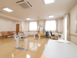 機能訓練室の明るい空間