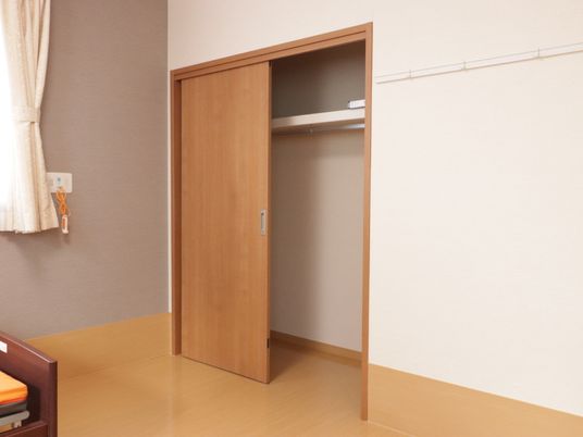  シンプルな居室のクローゼット  
