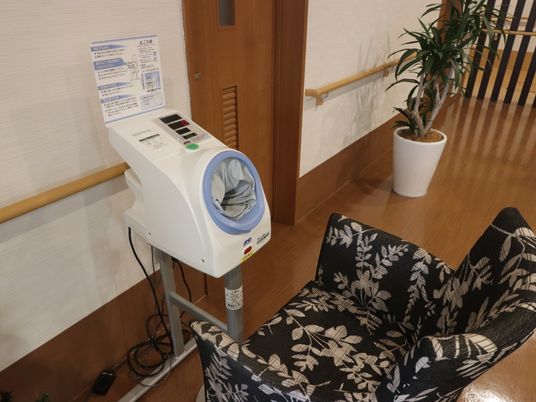 検温器と椅子のある廊下 