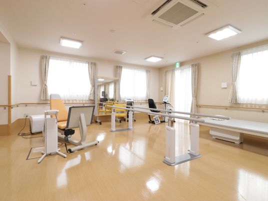  訓練器具が並ぶ広い部屋  