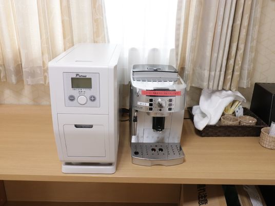  ウォーターサーバーとコーヒーメーカー  