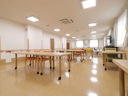 広々とした明るい食堂 