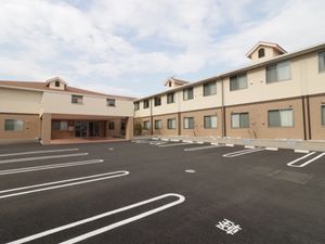 広々駐車場付きの建物外観 