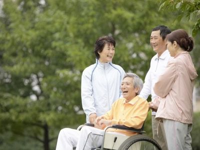 笑顔の高齢者とスタッフ