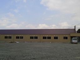 茶色の屋根の建物外観