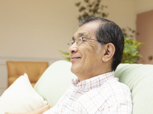 笑顔の利用者様居室内