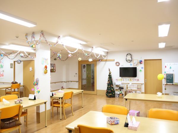 装飾が施された明るいリビング